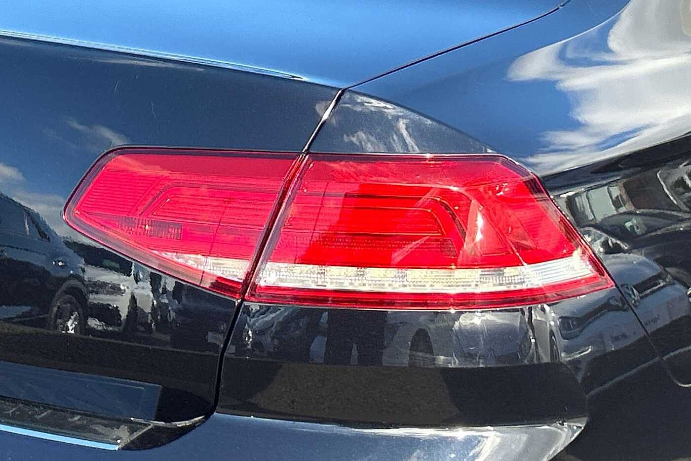 Volkswagen Passat 1.5 TSI (150ps) R-Line (s/s)DSG Saloon